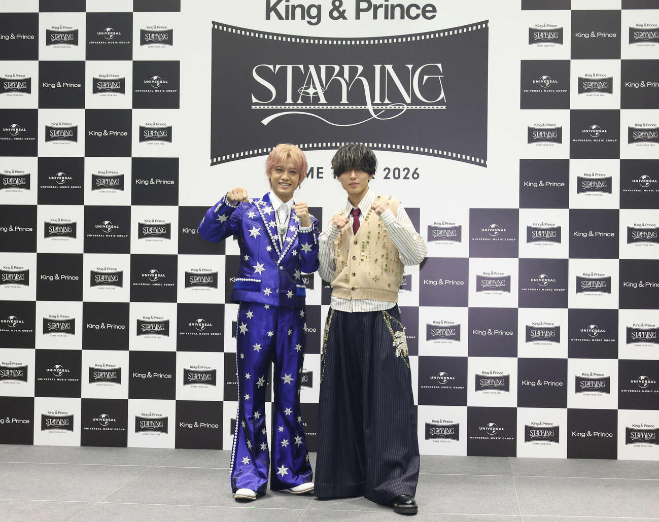 囲み取材でポーズをとるKing＆Prince、髙橋海人（左）と永瀬廉（撮影・増田悦実）