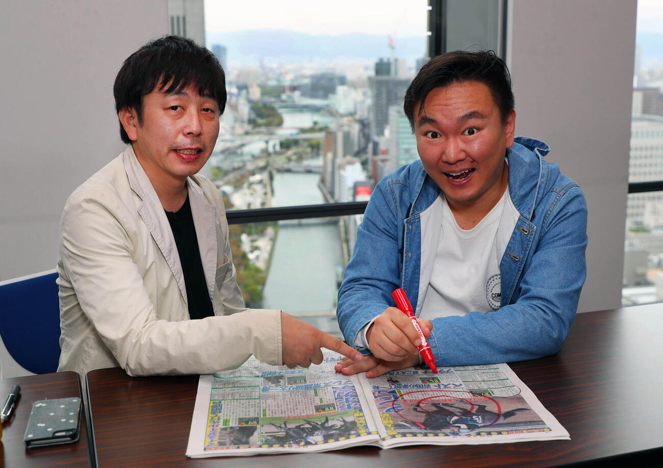 佐藤哲三氏（左）のアドバイスを受け菊花賞を予想するかまいたちの山内健司（2017年10月撮影）