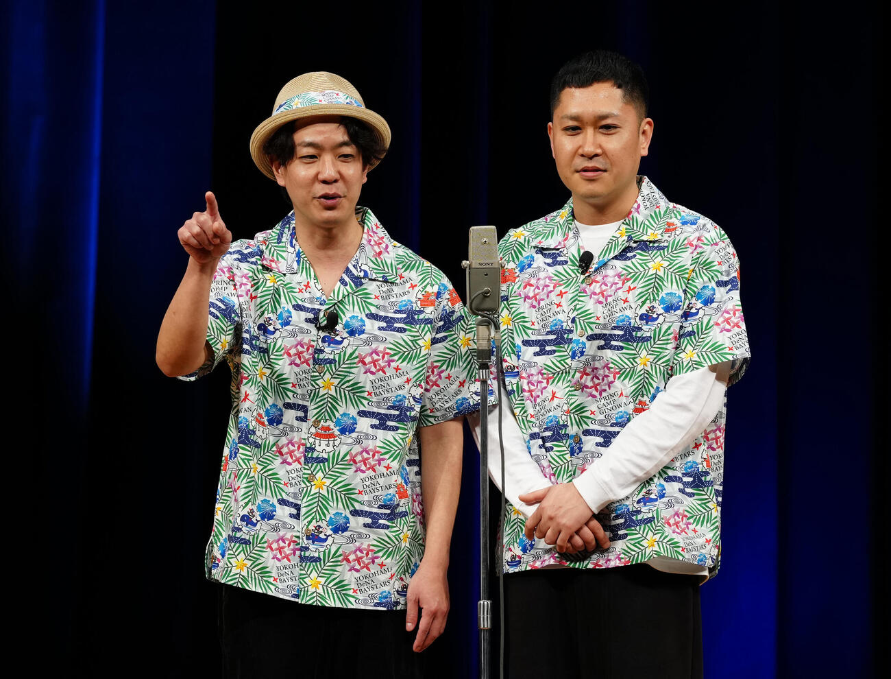 お笑いコンビ「ドンデコルテ」の小橋共作（左）と渡辺銀次（2026年2月撮影）