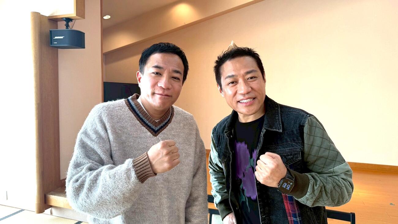 チバテレの特番「はなわ兄弟」に出演する、ナイツ塙宣之（左）と兄のはなわ（C）チバテレ