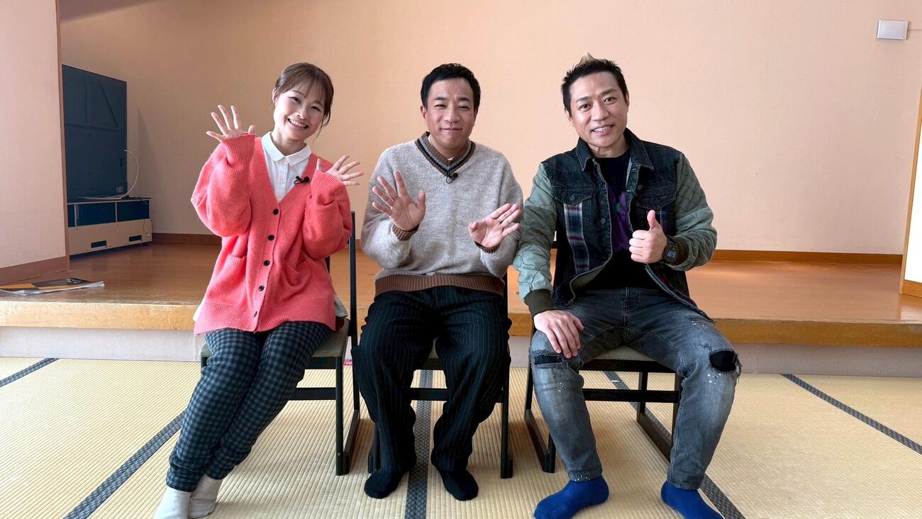 チバテレの特番「はなわ兄弟」に出演する、左から貝原怜奈、ナイツ塙宣之、兄のはなわ（C）チバテレ