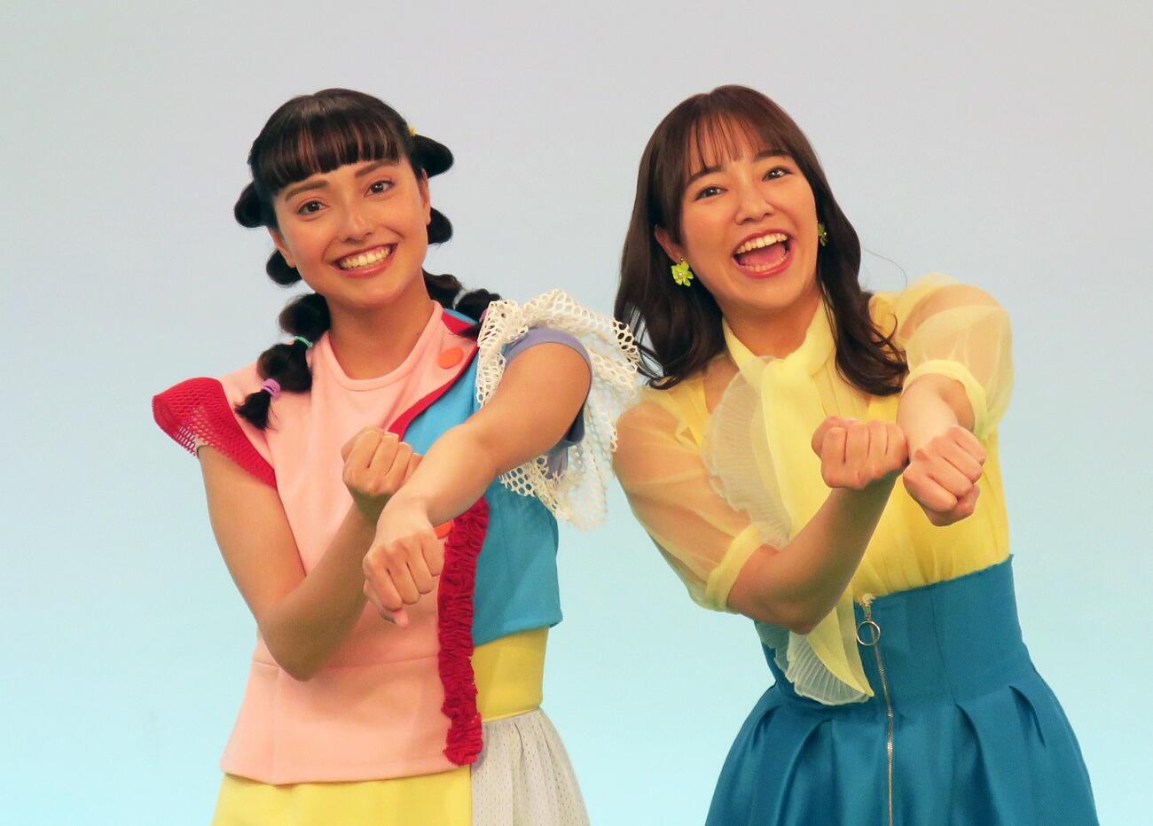 Eテレ「おかあさんといっしょ」を卒業する初代体操のお姉さん秋元杏月（右）と、新しく「おどりのお姉さん」を務めるアンジェ