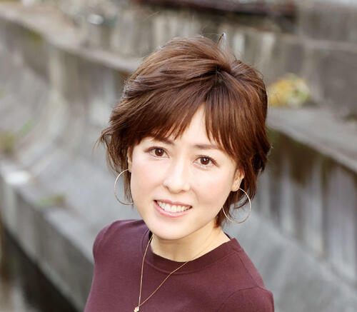 54歳美魔女タレント　ピンクミニスカからスラリ美脚の冬コーデ公開