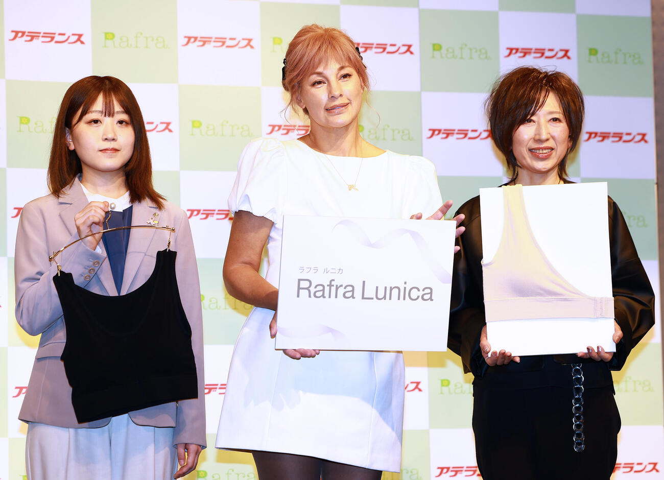 乳がん患者向けのインナーをアデランス共同開発し、会見する梅宮アンナ。左はアデランス渡部瑚乃美氏、右は伊藤あおい氏（撮影・野上伸悟）