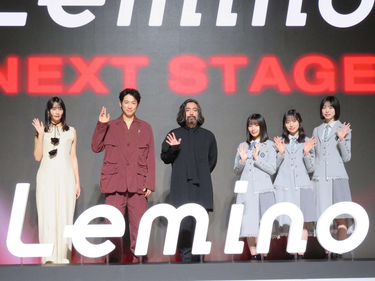 「Lemino」コンテンツ発表会2026に登壇した、左から山本美月、ディーン・フジオカ、山田孝之、日向坂46の大野愛実、正源司陽子、髙橋未来虹（撮影・村上幸将）