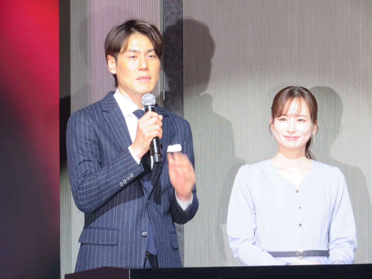 「Lemino」コンテンツ発表会2026でMCを務める上重聡と皆藤愛子（撮影・村上幸将）