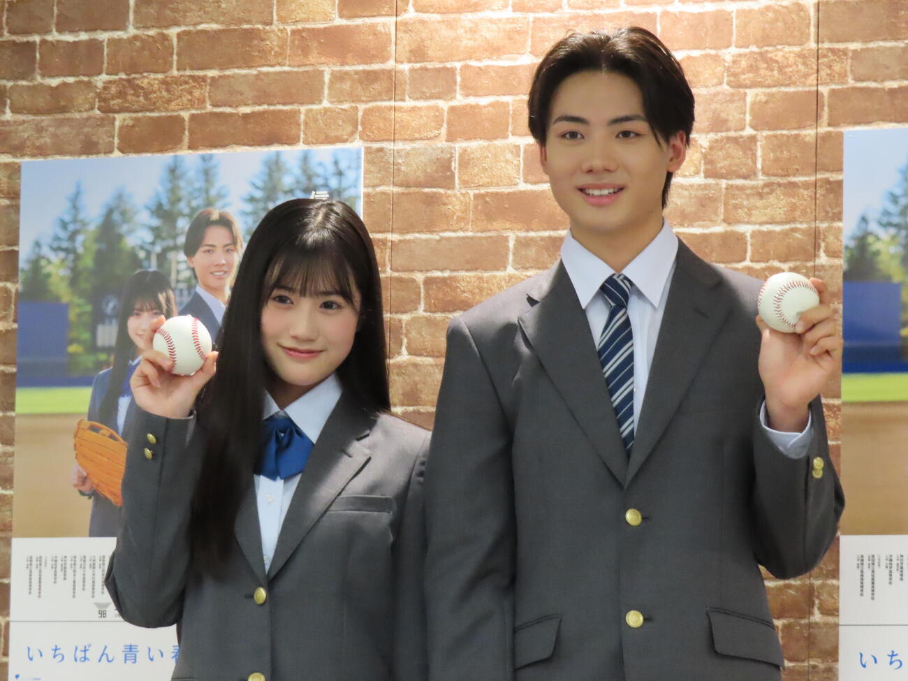 第98回選抜高校野球大会の応援イメージキャラクターに任命された黒氏萌楓（左）と佐藤泰心