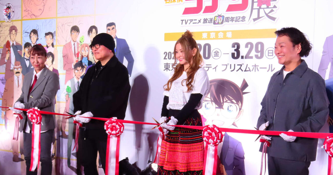 「放送30周年記念　TVアニメ　名探偵コナン展」開催記念セレモニーに出席した、左から高山みなみ、青山剛昌氏、倉木麻衣、山口勝平
