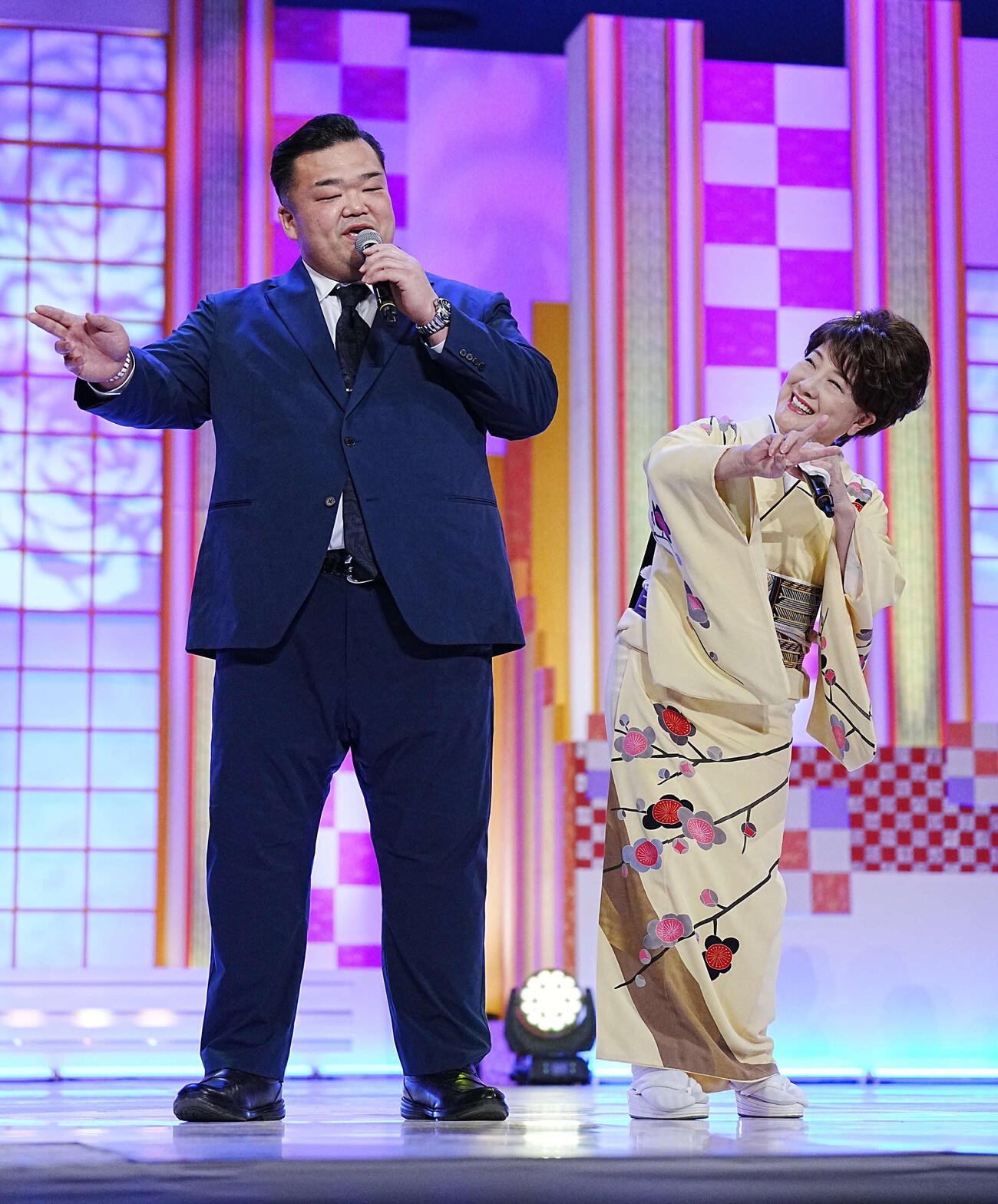 NHK福祉大相撲のお楽しみ歌くらべで「二輪草」を披露する元豊響の山科親方（左）と川中美幸（2026年2月撮影）