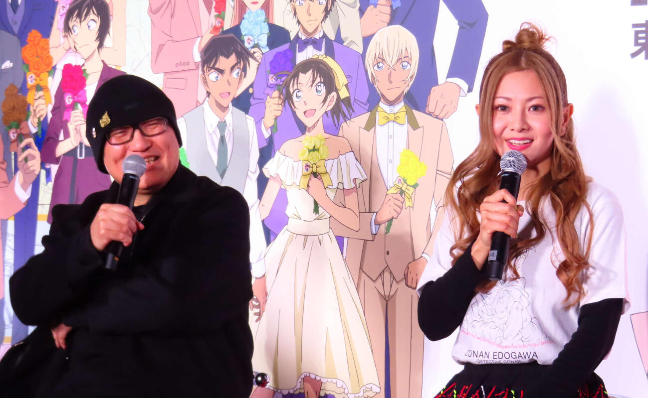 「放送30周年記念　TVアニメ　名探偵コナン展」開催記念セレモニーに出席した青山剛昌氏（左）と倉木麻衣