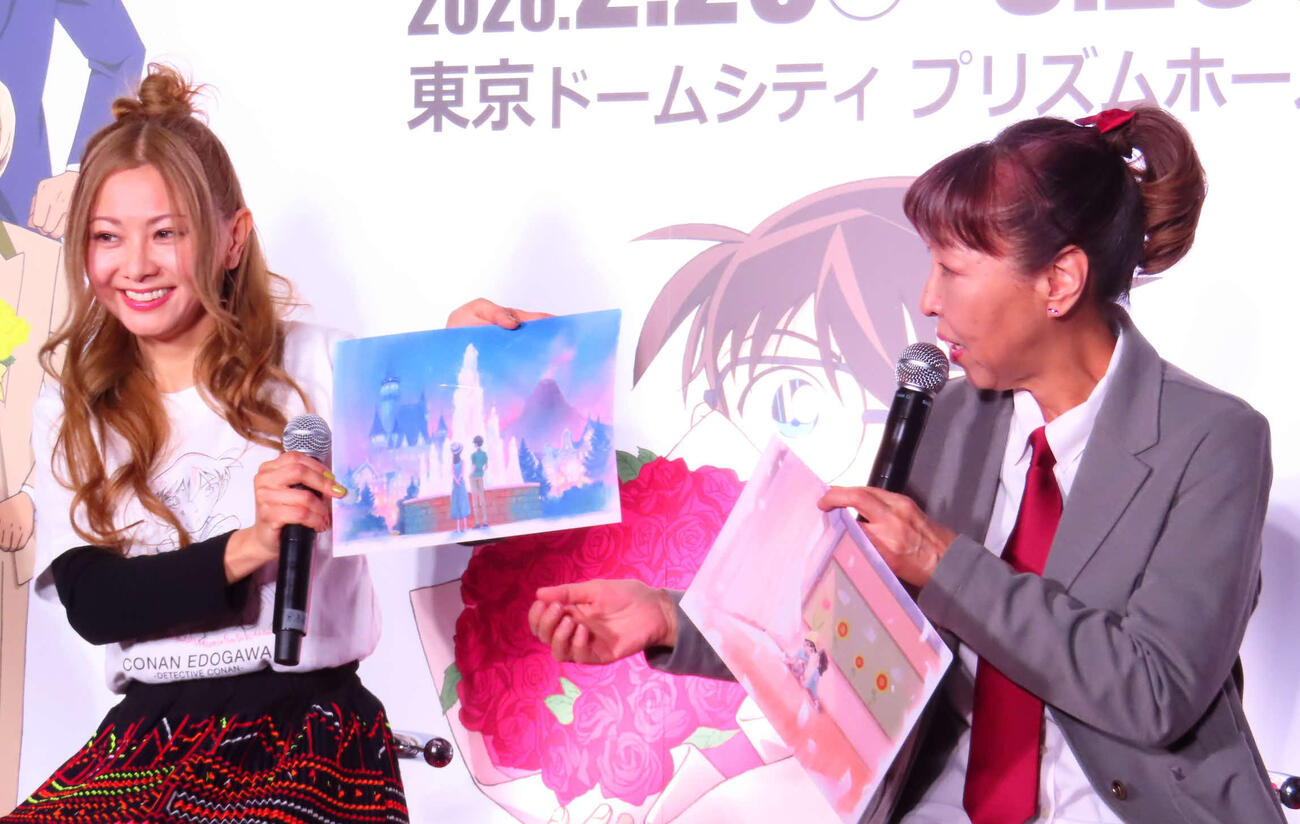 「放送30周年記念　TVアニメ　名探偵コナン展」開催記念セレモニーに出席した倉木麻衣（左）と高山みなみ