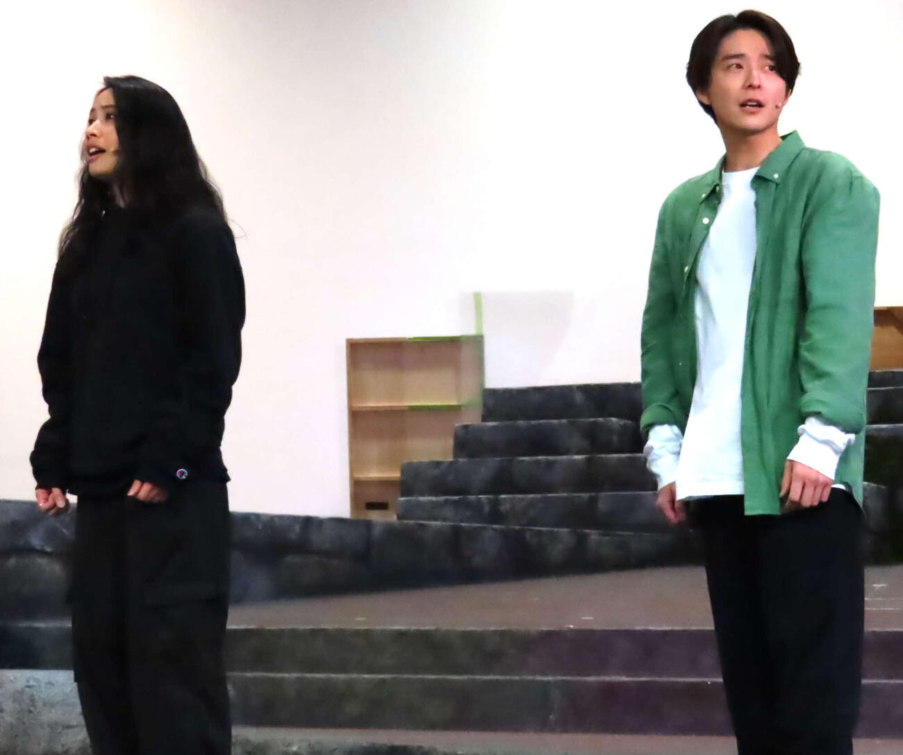 「どろんぱ」公開稽古で演技する屋比久知奈（左）と小池徹平