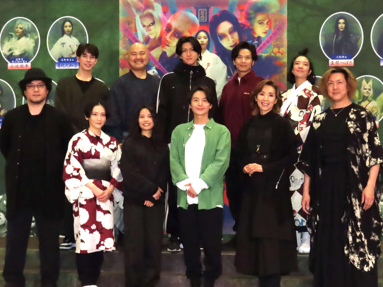 「どろんぱ」記者会見に出席したキャスト陣。前列左から末満健一氏、生駒里奈、屋比久知奈、小池徹平、真琴つばさ、吉野圭吾、後列左から東島京、加治将樹、相葉裕樹、木内健人、土井ケイト