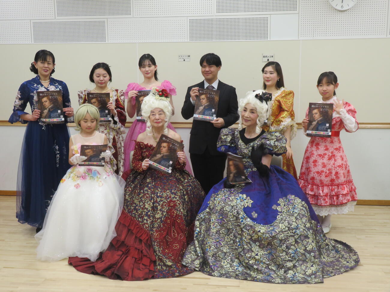 舞台「僕のモーツァルト」でハプスブルク家の王妃マリア・テレジアを演じる山東昭子元参議院議長（前列中央）