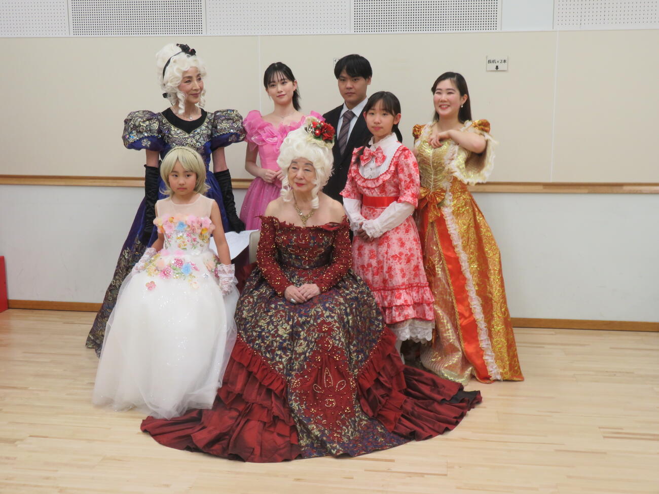 舞台「僕のモーツァルト」でハプスブルク家の王妃マリア・テレジアを演じる山東昭子元参議院議長（前列中央）