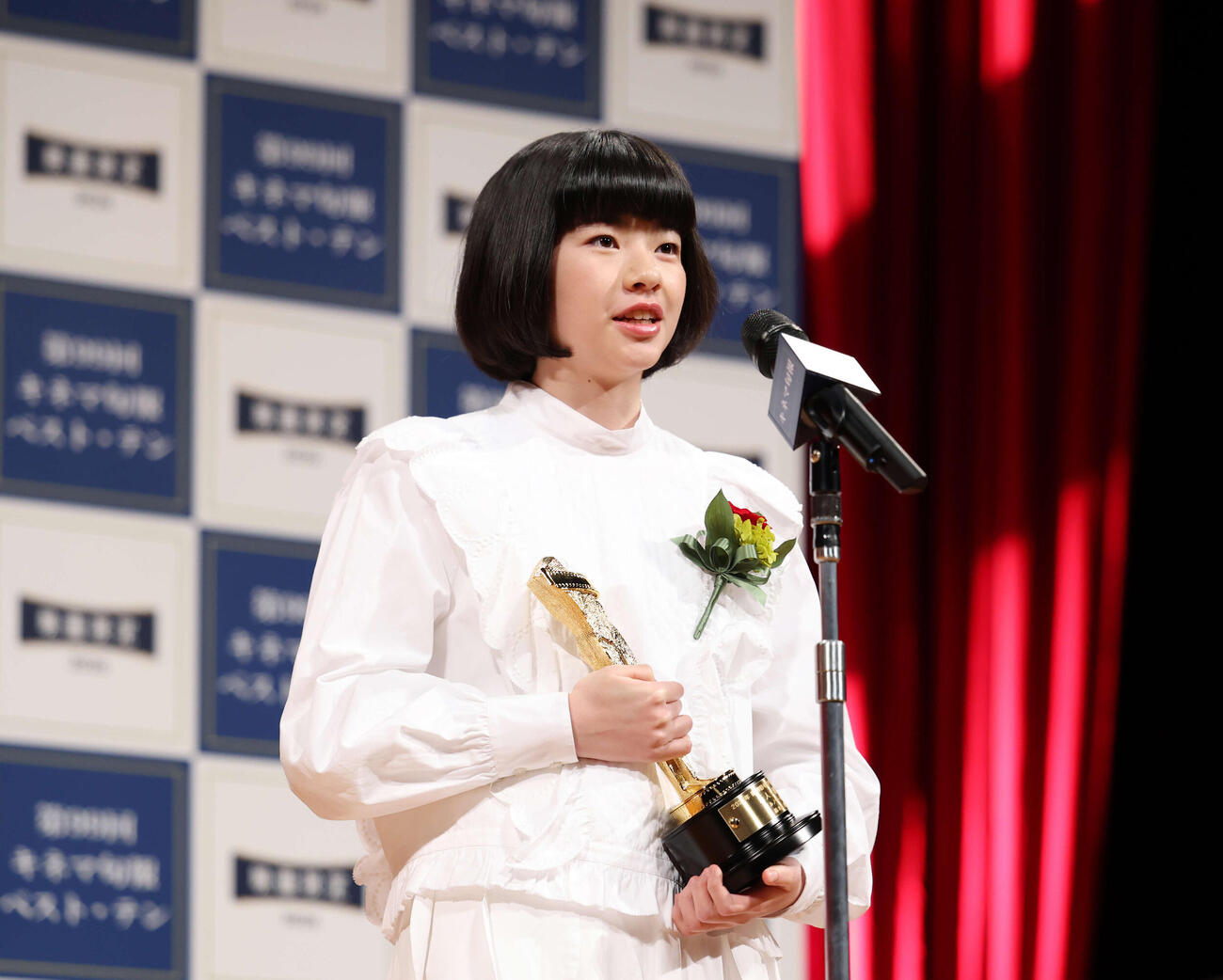 キネマ旬報ベスト・テン表彰式で新人女優賞を受賞し話をする鈴木唯（撮影・増田悦実）