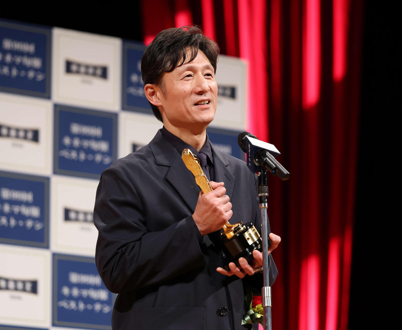 キネマ旬報ベスト・テン表彰式で日本映画監督賞／読者選出日本監督賞を受賞し話をする李相日監督（撮影・増田悦実）