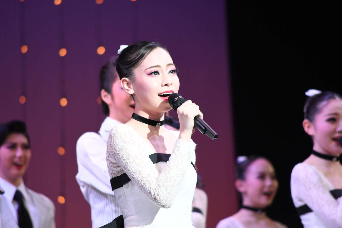 宝塚音楽学校の文化祭で「愛の宝石」を歌う國宗美花さん（撮影・阪口孝志）