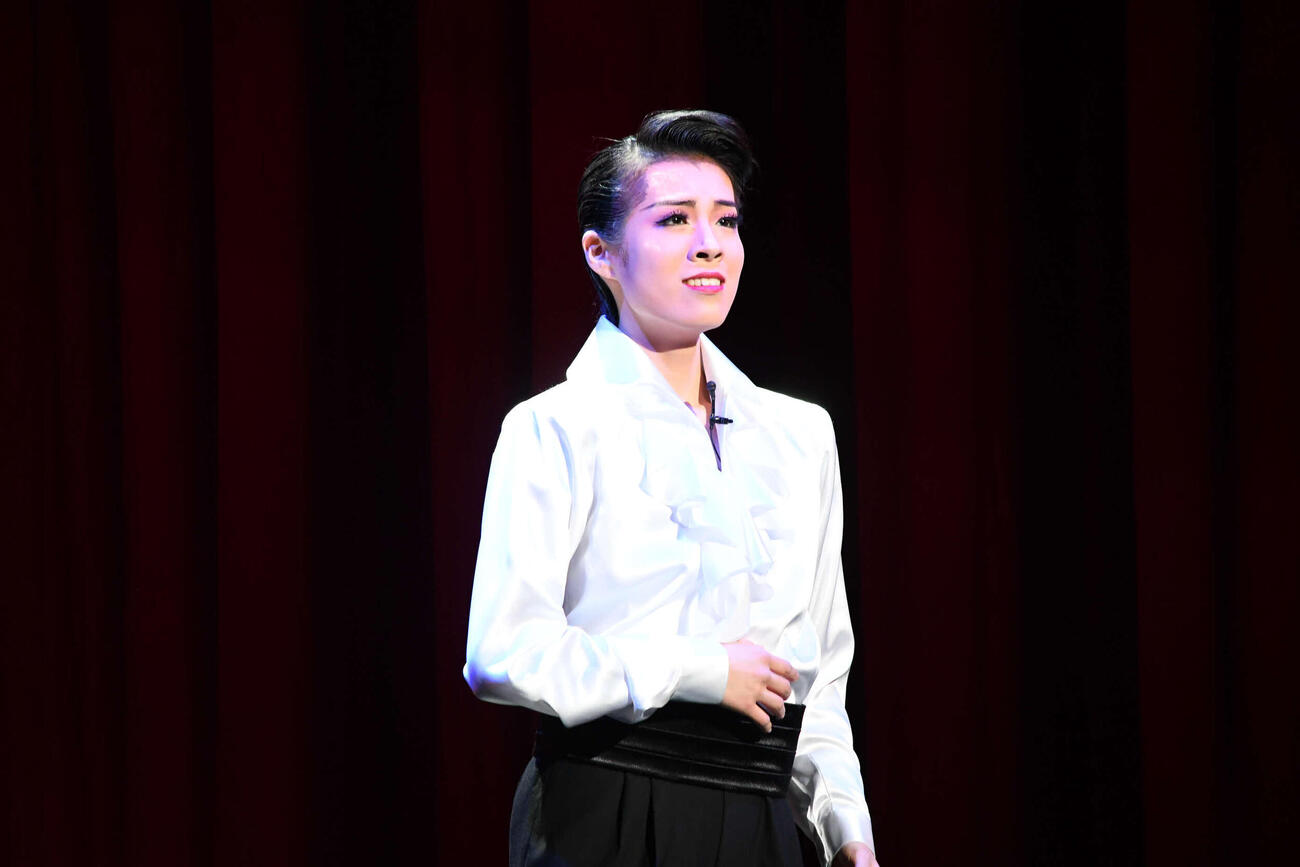 宝塚音楽学校の文化祭で「人知れぬ涙」を歌う槌谷渚さん（撮影・阪口孝志）