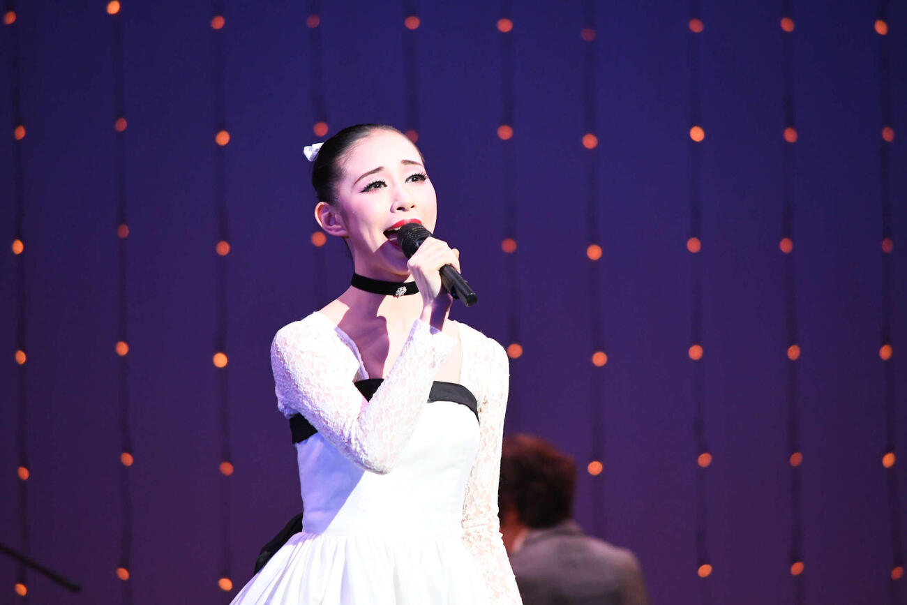 宝塚音楽学校の文化祭で「私のヴァンパイア」を歌う吉田今日花さん（撮影・阪口孝志）