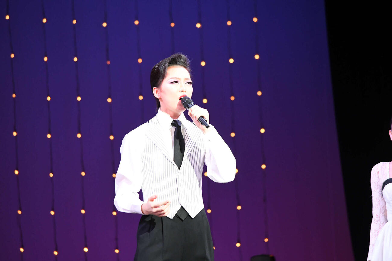 宝塚音楽学校の文化祭で「忍ぶの乱れ」を歌う赤井七海さん（撮影・阪口孝志）