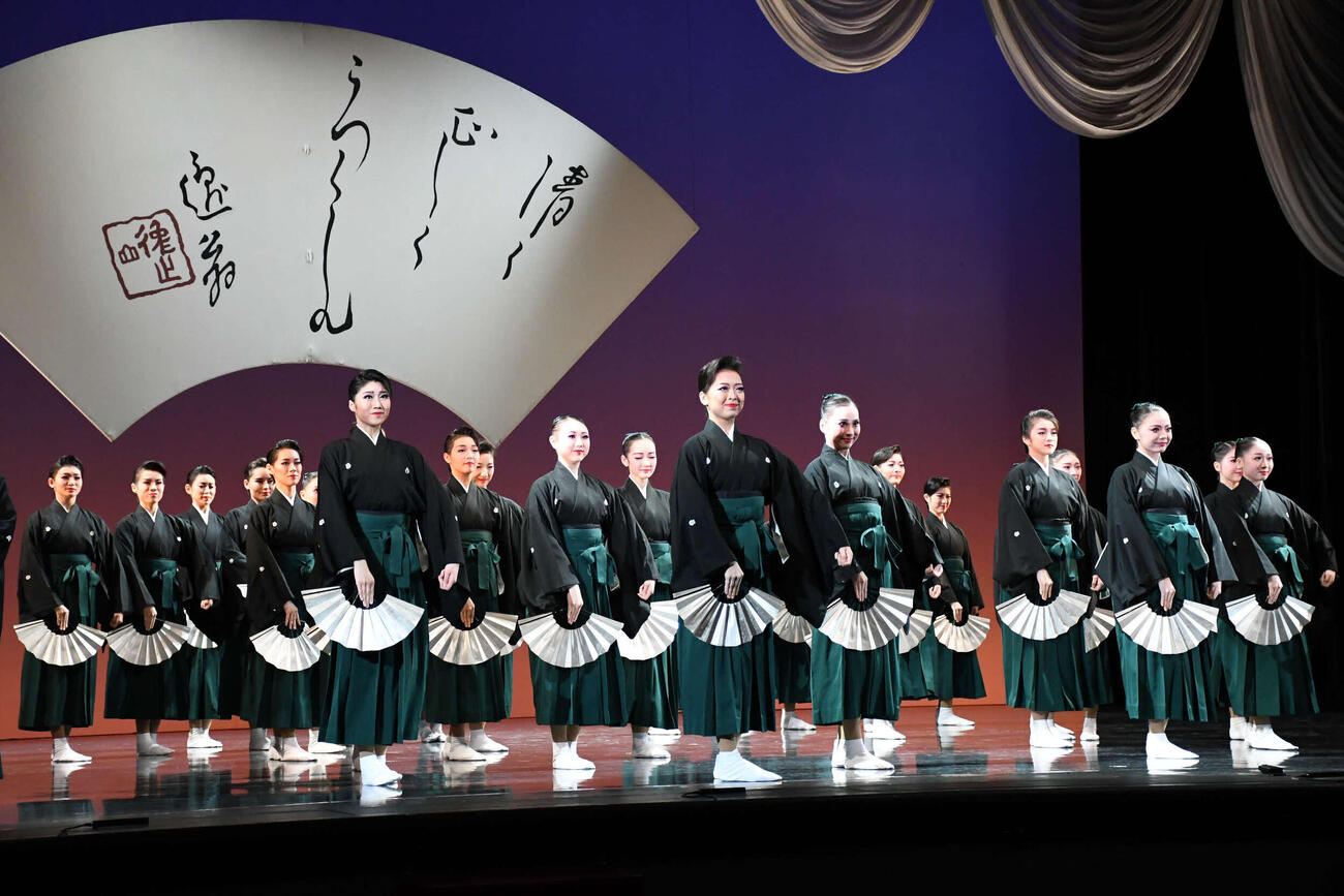 宝塚音楽学校の文化祭で、2年の学びの集大成を披露する112期生（撮影・阪口孝志）