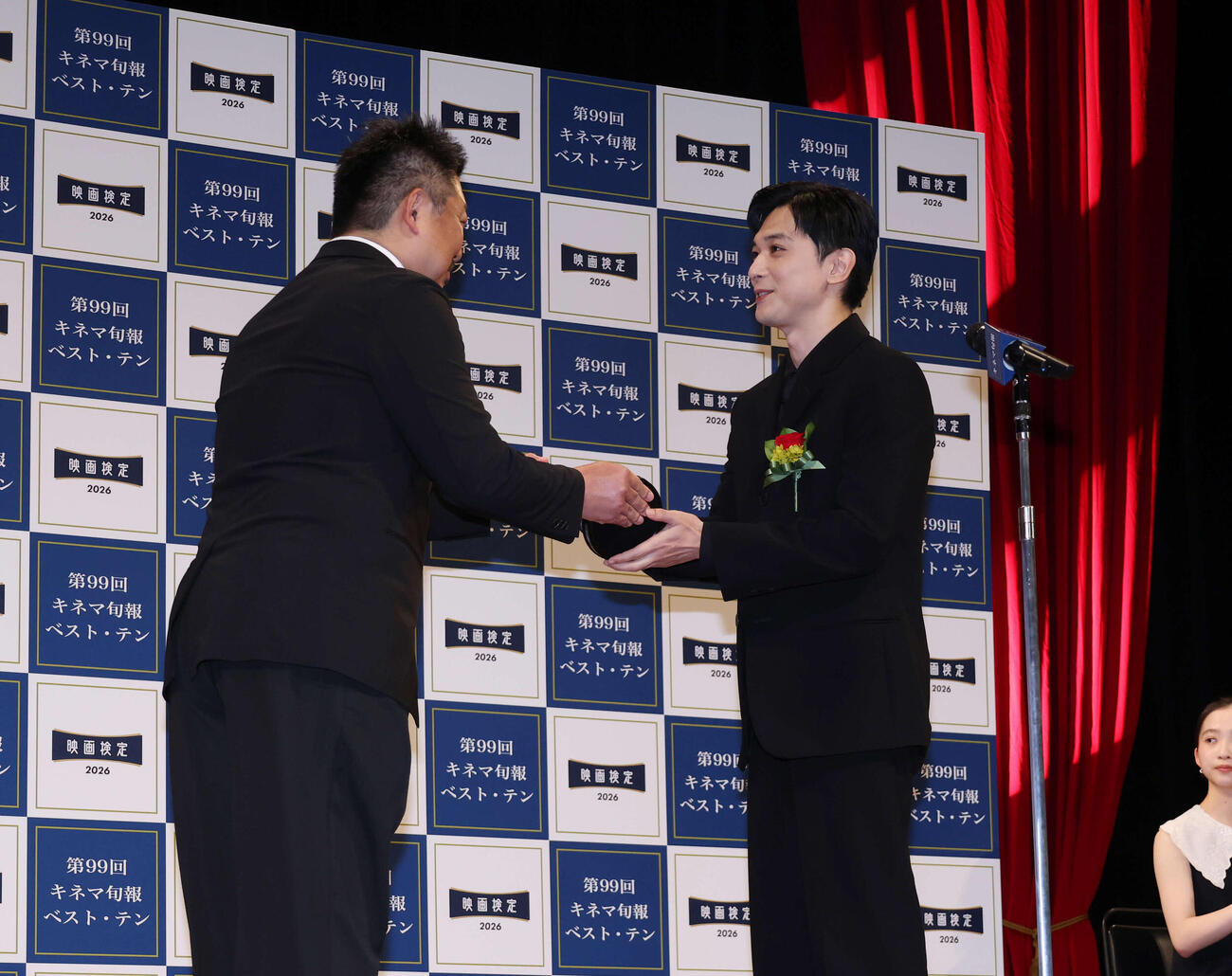 キマネ旬報ベスト・テン表彰式で主演男優賞を受賞しトロフィーを受け取る吉沢亮（右）（撮影・増田悦実）
