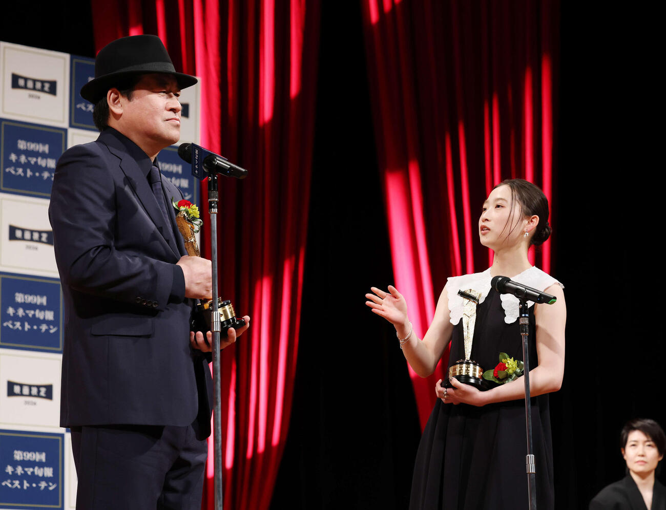 キネマ旬報ベスト・テン表彰式で助演男優賞を受賞した佐藤二朗（左）と助演女優賞を受賞した伊東蒼は話をする（撮影・増田悦実）