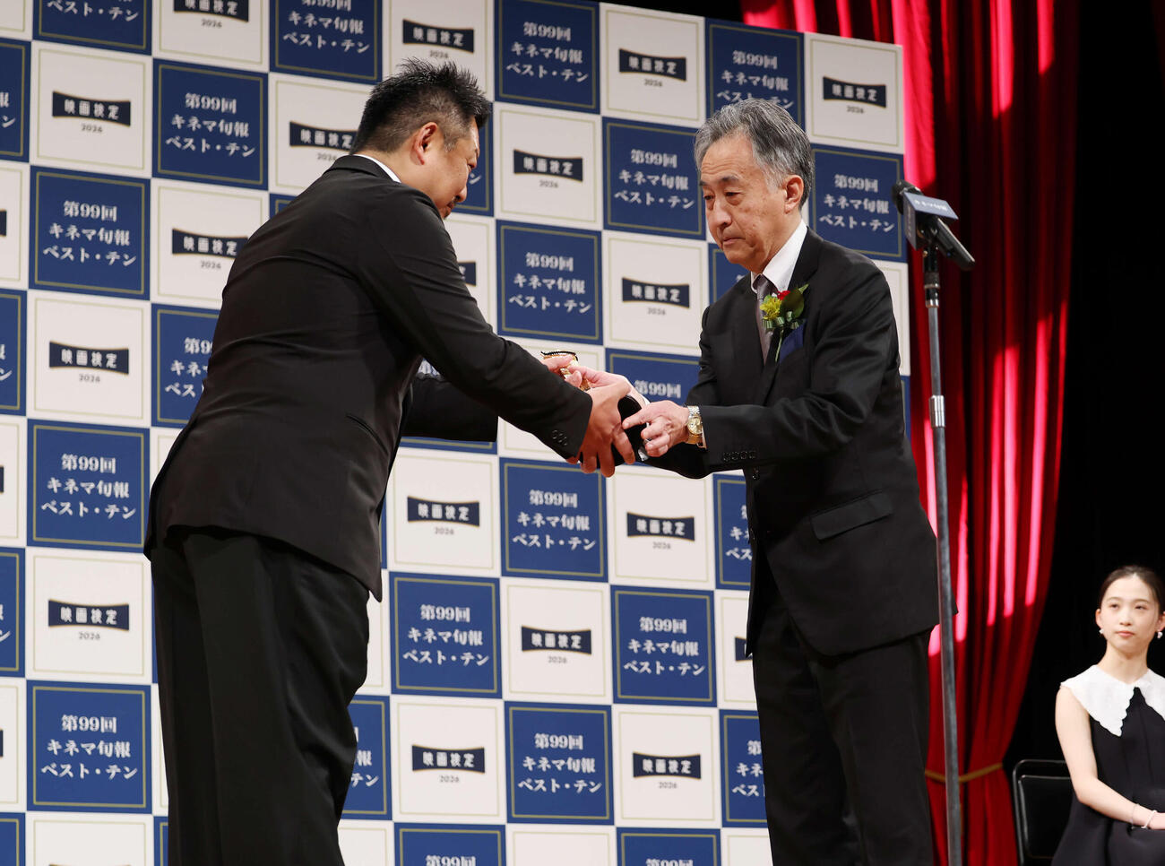キネマ旬報ベスト・テン表彰式でトロフィーを受け取る外国映画賞／読者選出外国映画監督賞を受賞した児島浩史（右）（撮影・増田悦実）