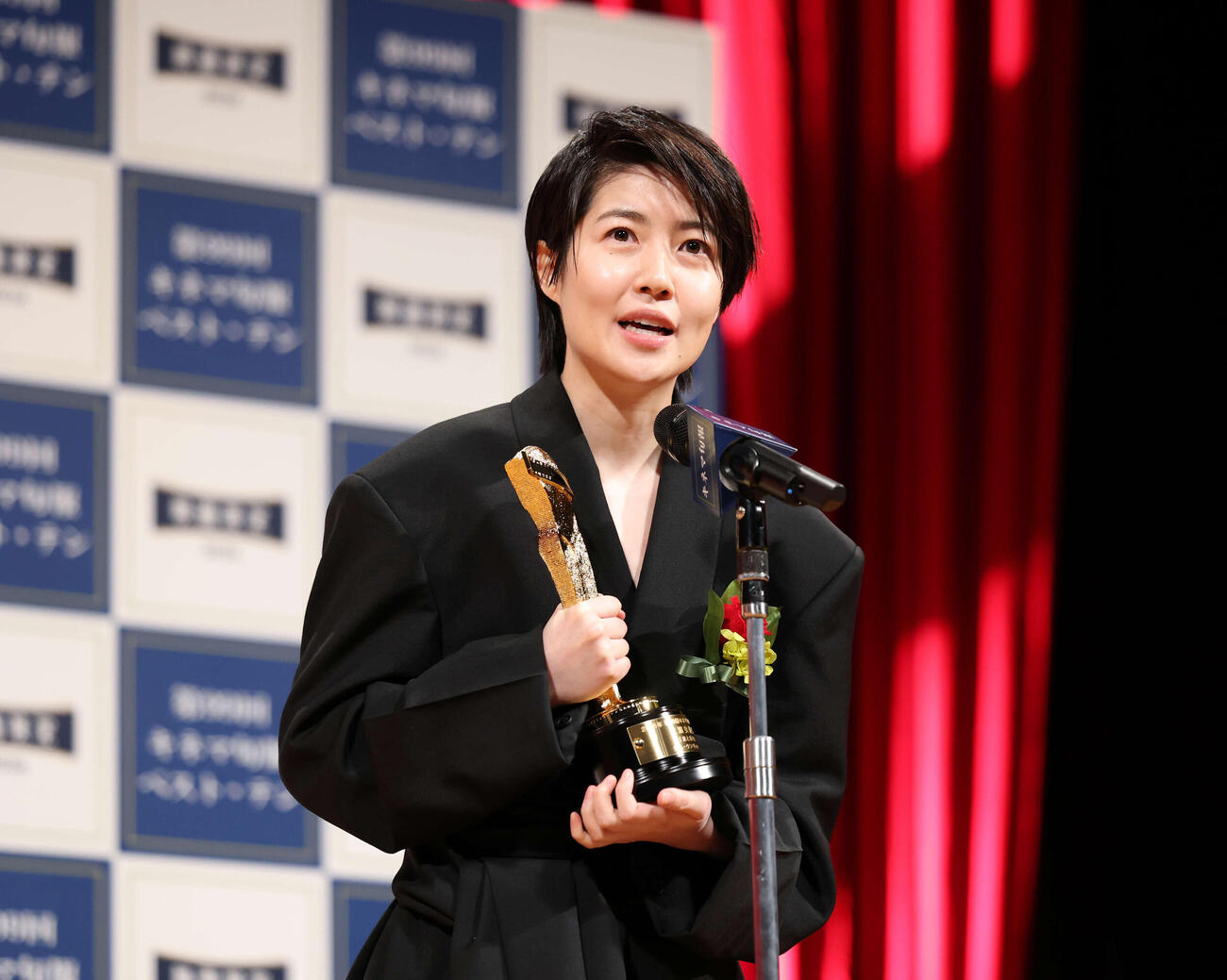 キネマ旬報ベスト・テン表彰式で主演女優賞を受賞し話をするシム・ウンギョン（撮影・増田悦実）