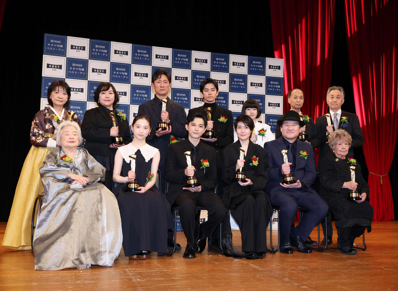 キネマ旬報ベスト・テン表彰式に登壇した下段左から朴壽南監督、伊東蒼、吉沢亮、シム・ウンギョン、佐藤二朗、秦早穂子。上段左から朴麻衣監督、奥寺佐渡子、李相日監督、黒崎煌代、鈴木唯、定井勇二、児島浩史（撮影・増田悦実）