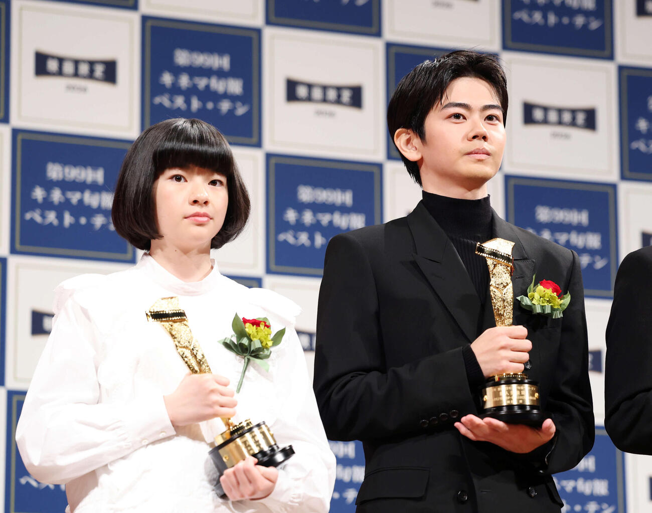 キネマ旬報ベスト・テン表彰式で新人女優賞を受賞した鈴木唯（左）と新人男優賞を受賞した黒崎煌代（撮影・増田悦実）