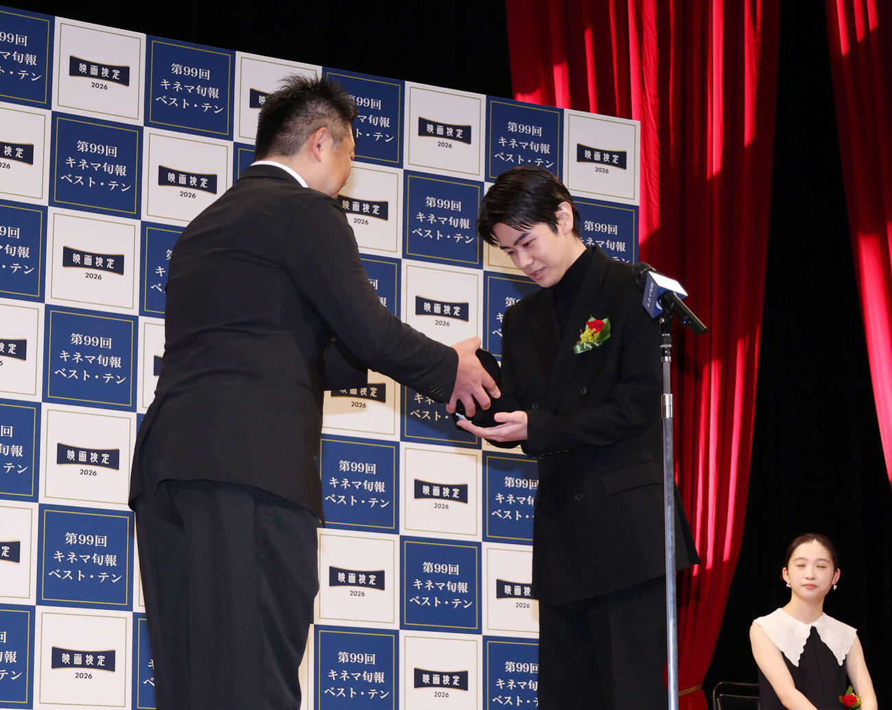 キネマ旬報ベスト・テン表彰式で新人男優賞を受賞しトロフィーを受け取る黒崎煌代（右）（撮影・増田悦実）