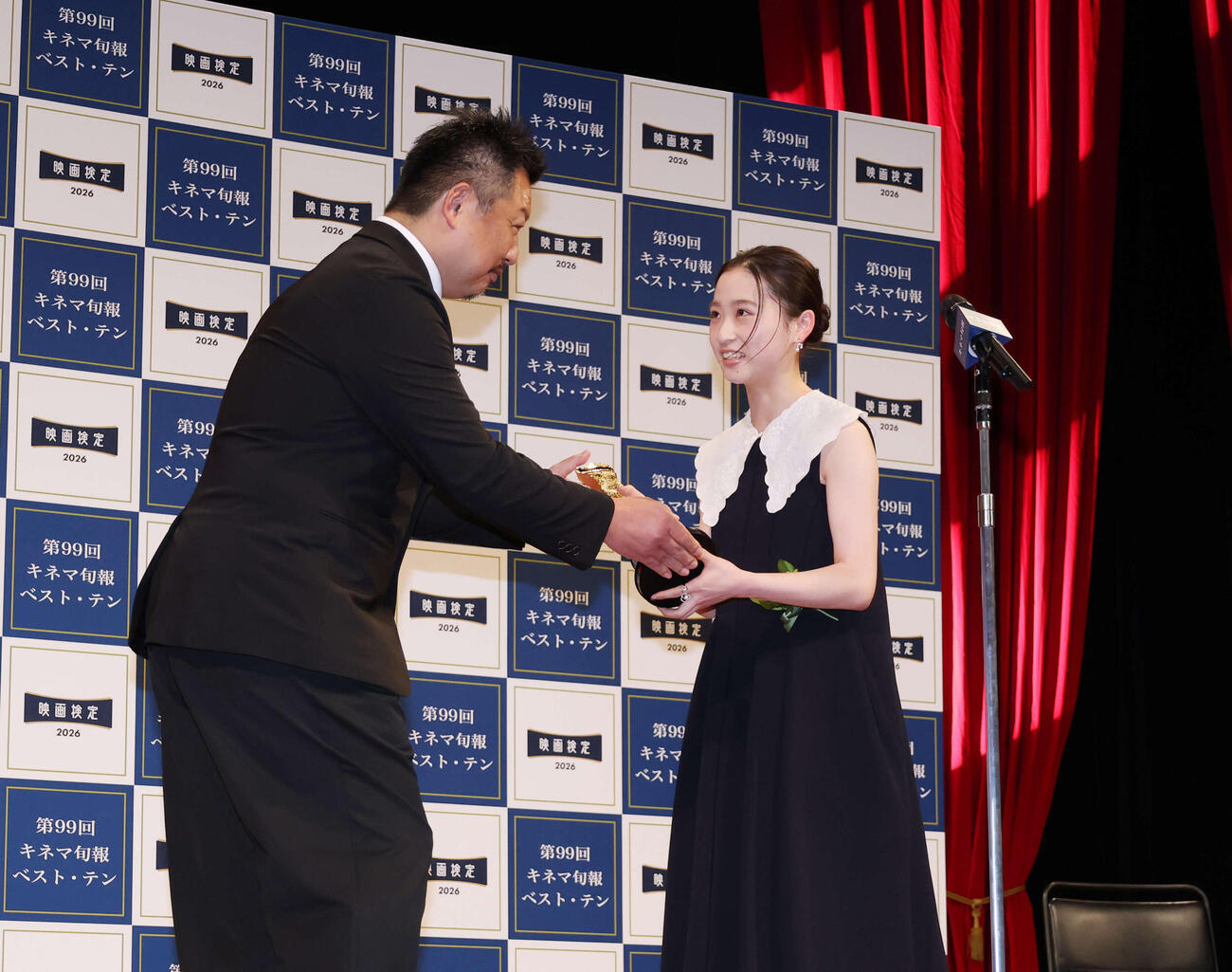 キネマ旬報ベスト・テン表彰式で助演女優賞を受賞しトロフィーを受け取る伊東蒼（右）（撮影・増田悦実）