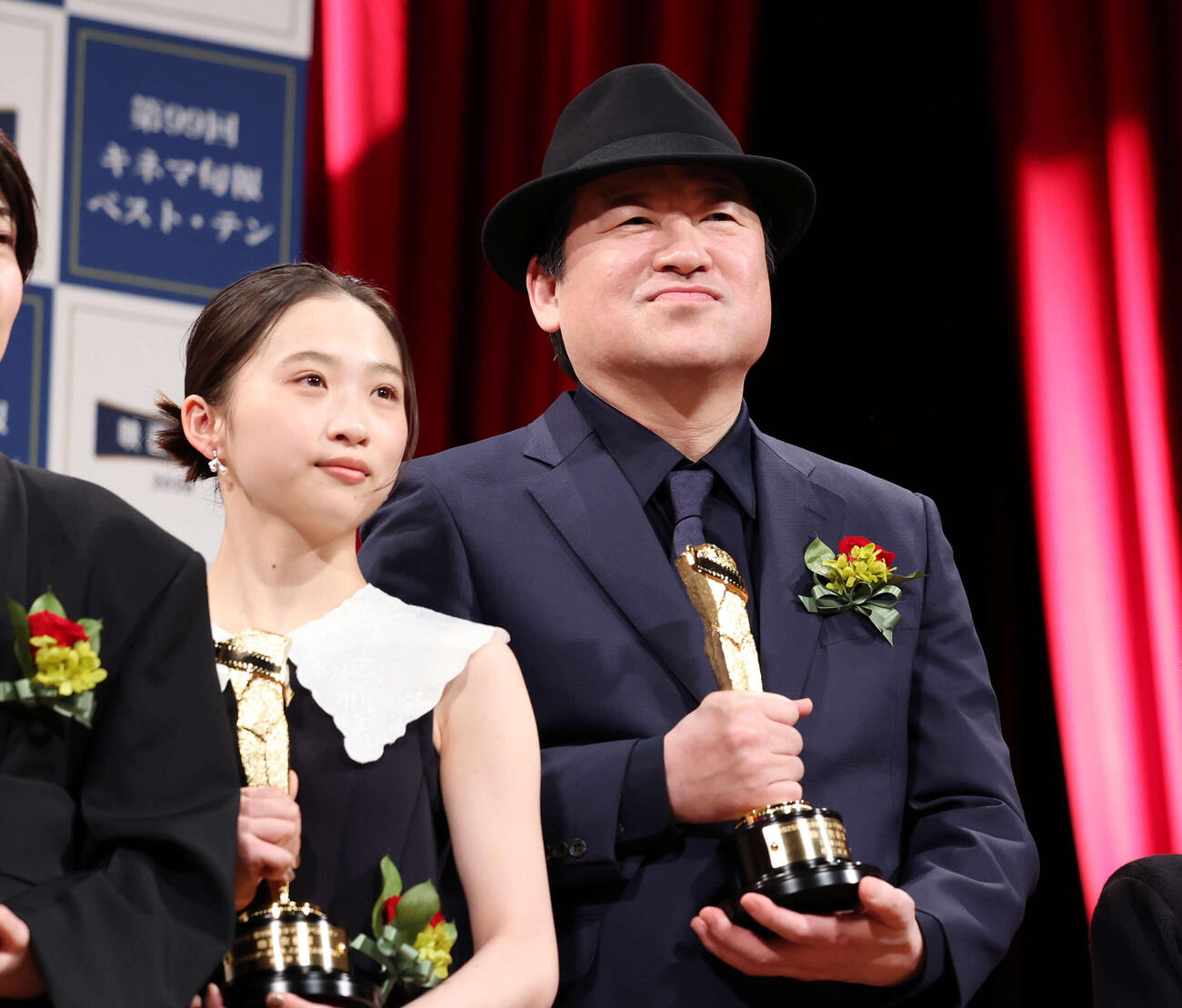 キネマ旬報ベスト・テン表彰式で助演女優賞を受賞した伊東蒼（左）と助演男優賞を受賞した佐藤二朗（撮影・増田悦実）