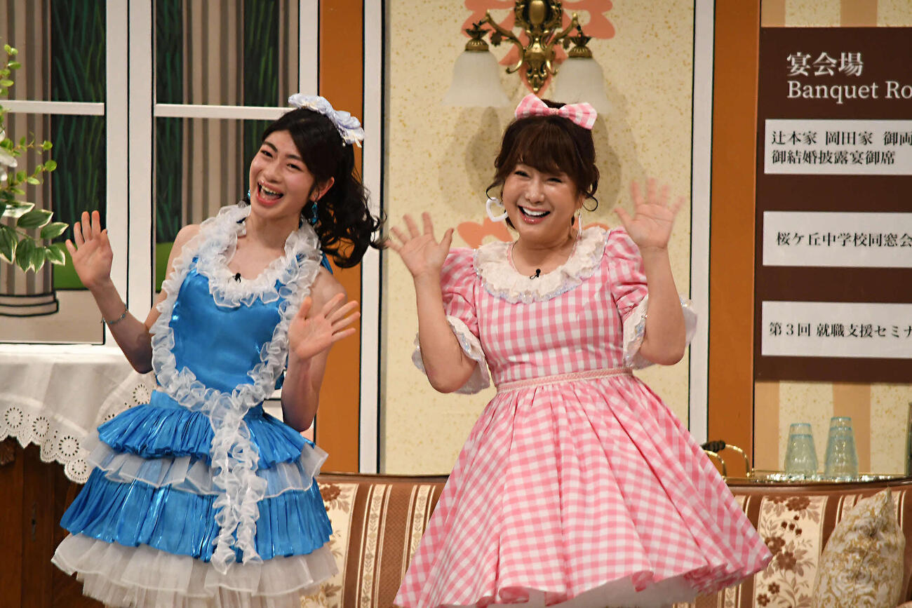 望月春希（左）とともに吉本新喜劇にサプライズ出演したはるな愛（撮影・阪口孝志）