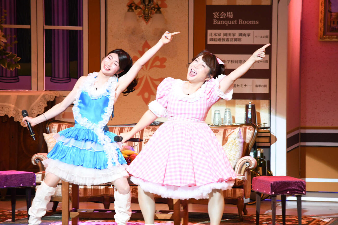 吉本新喜劇にサプライズ出演し、望月春希（左）とともに“エアあやや”を披露するはるな愛（撮影・阪口孝志）