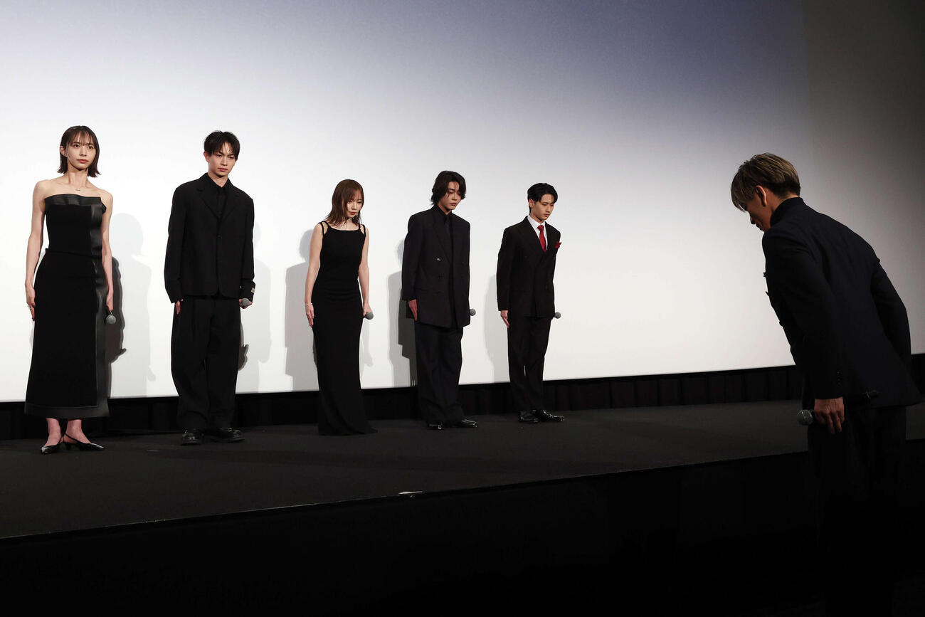 映画「教場Requiem」初日舞台あいさつで木村拓哉（手前）と敬礼を行った、左から井桁弘恵、綱啓永、齊藤京子、倉悠貴、猪狩蒼弥（撮影・宮地輝）