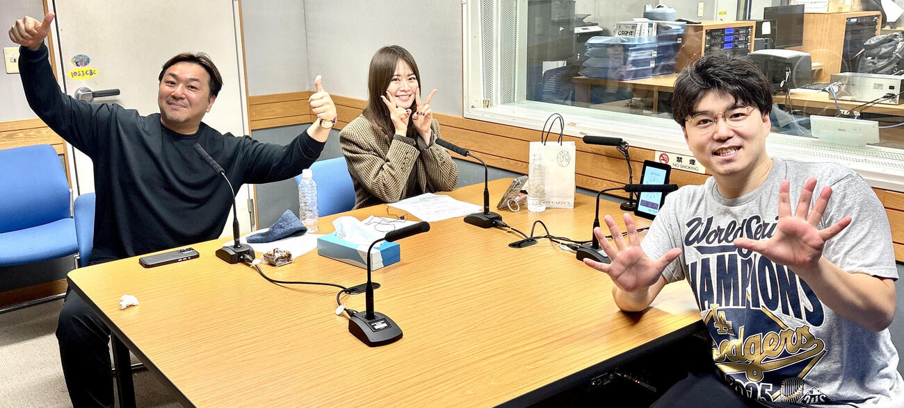 CBCラジオ「ザキオカ×スクランブル」の収録を行った、左から今村翔吾さん、山崎伶奈、永岡歩アナウンサー