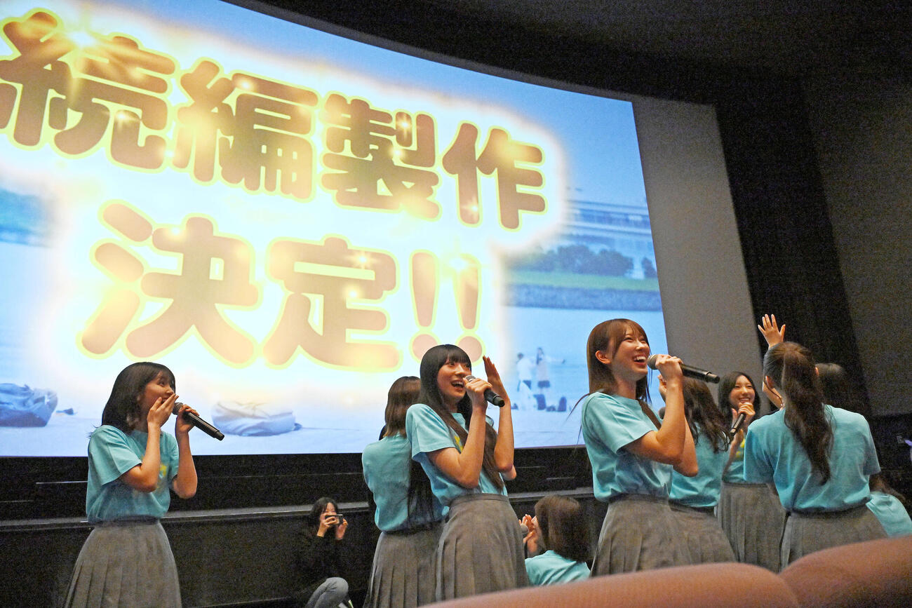 サプライズで続編製作決定が発表され喜ぶ日向坂46の4期生（撮影・滝沢徹郎）
