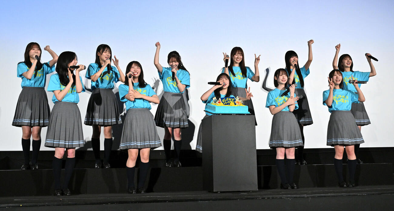 バースデイケーキを前にトークする日向坂46のメンバー（撮影・滝沢徹郎）
