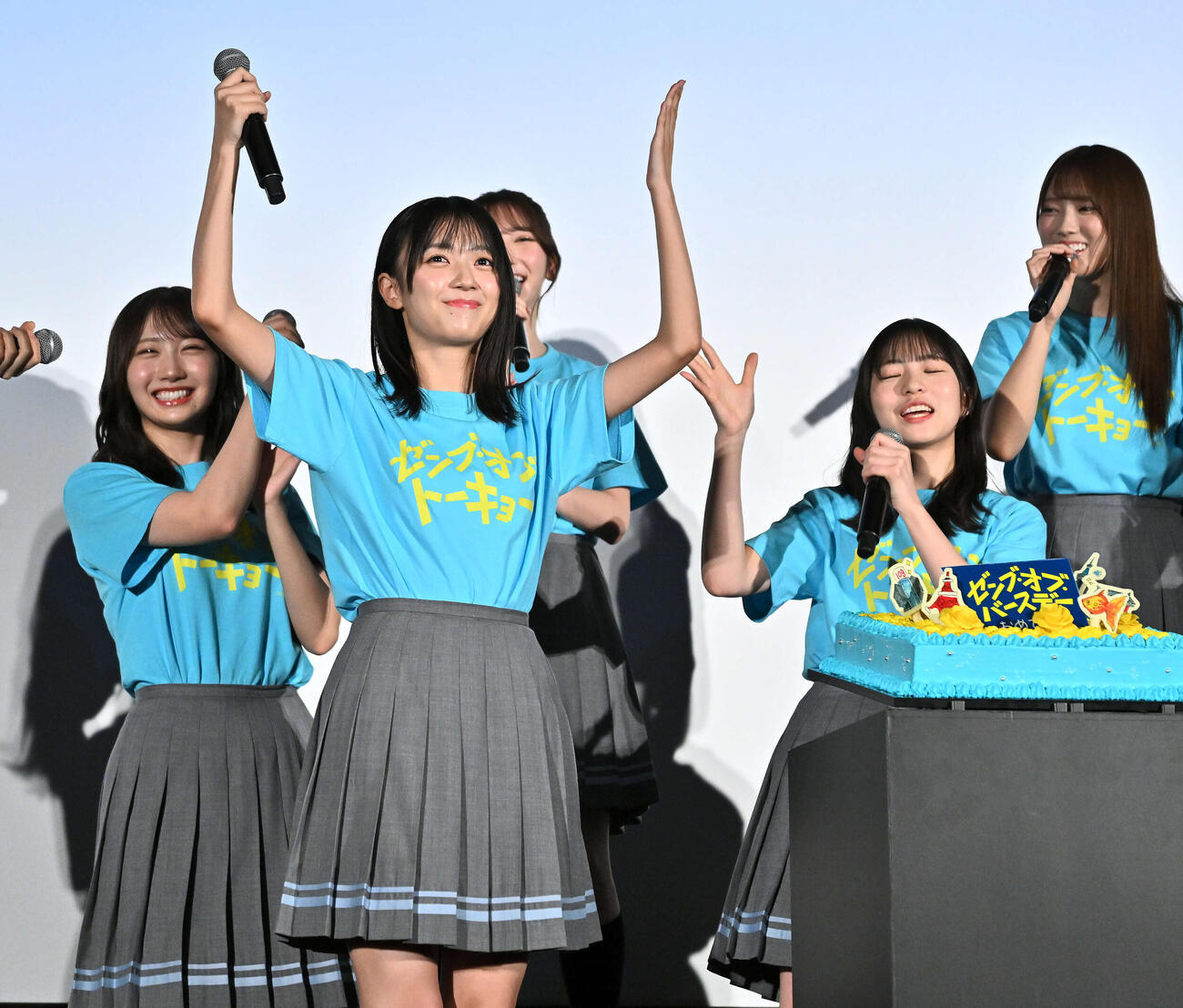トークする日向坂46平尾帆夏（手前）（撮影・滝沢徹郎）