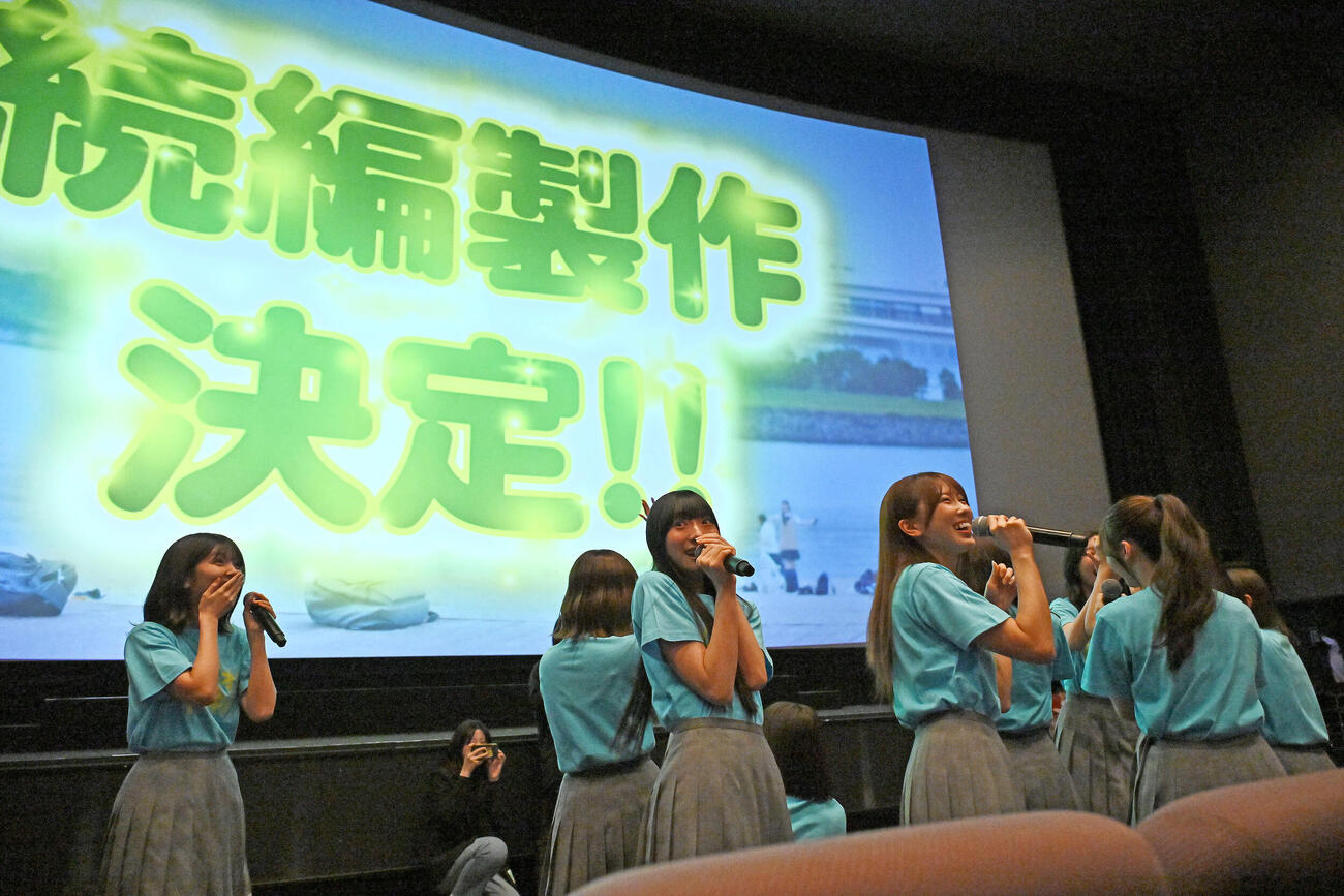 サプライズで続編製作決定が発表され喜ぶ日向坂46の4期生（撮影・滝沢徹郎）