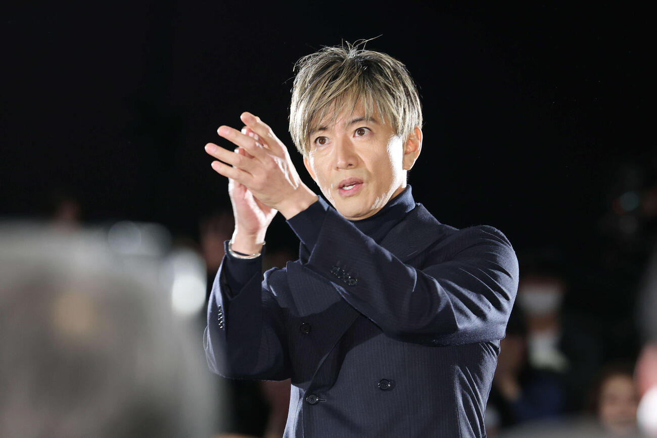 映画「教場　Requiem」初日舞台あいさつに登場し拍手を送る木村拓哉（撮影・宮地輝）