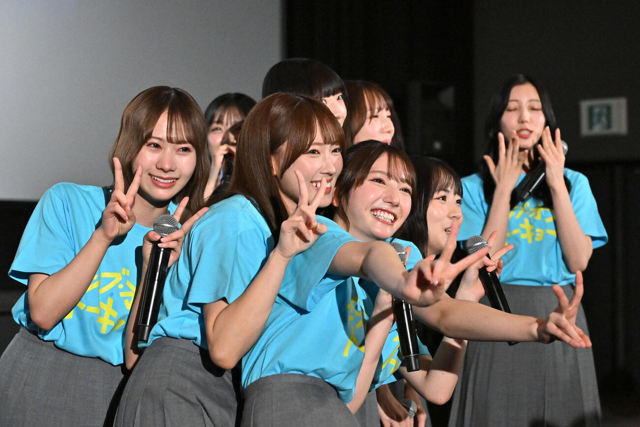 サプライズで続編製作決定が発表され喜ぶ日向坂46のメンバー（撮影・滝沢徹郎）