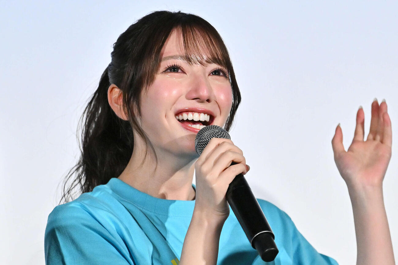 サプライズで続編製作決定が発表され嬉し涙を流す日向坂46竹内希来里（撮影・滝沢徹郎）