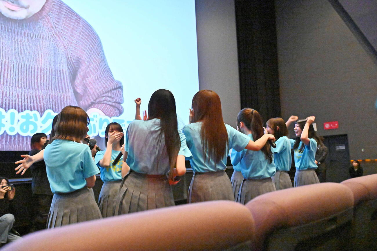 サプライズで続編製作決定が発表され喜ぶ日向坂46のメンバー（撮影・滝沢徹郎）