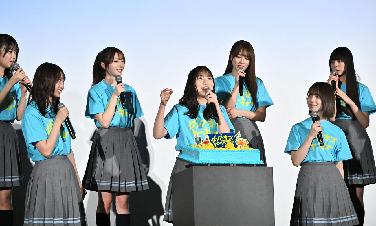 バースデイケーキを前にトークする日向坂46正源司陽子（中央）ら（撮影・滝沢徹郎）