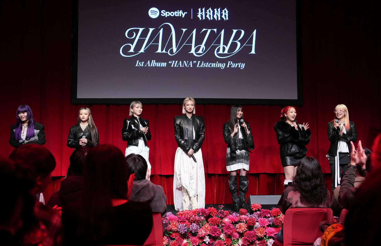 1stアルバムリスニングパーティーに登壇したHANA。左からNAOKO、YURI、JISOO、MOMOKA、KOHARU、CHIKA、MAHINA（撮影・たえ見朱実）