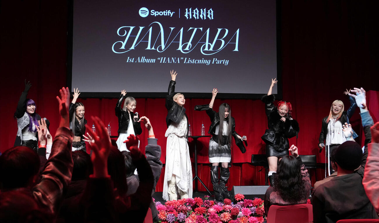 1stアルバムリスニングパーティーに登壇したHANA。左からNAOKO、YURI、JISOO、MOMOKA、KOHARU、CHIKA、MAHINA（撮影・たえ見朱実）